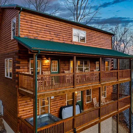 Happy Bear Lodge - 1 Mile To Parkway - Hot Tub, Pool Table & Theater!-2