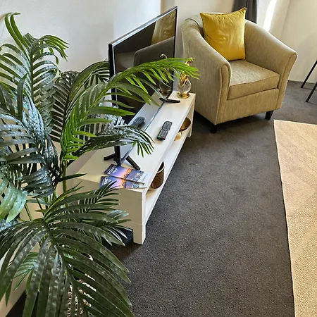 Luxe Central, Great Location With Pool And Spa-3