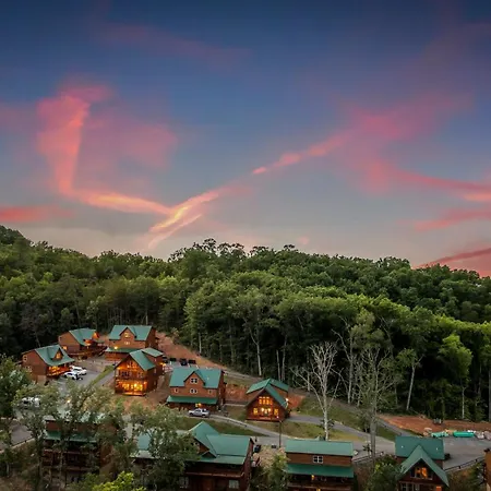 The 3 Bears Is A Newly Built 3 Bedroom Cabin Only 3 Minutes From The Parkway!-3