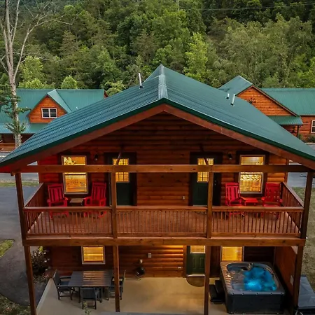 The 3 Bears Is A Newly Built 3 Bedroom Cabin Only 3 Minutes From The Parkway!-2