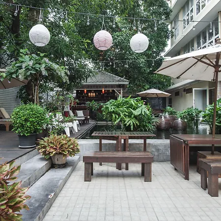Feung Nakorn Balcony Rooms And Cafe-2