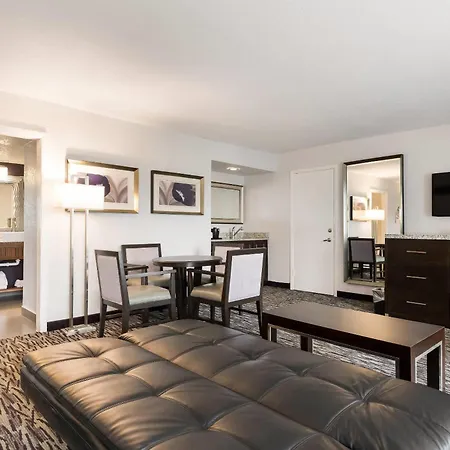 Clarion Inn & Suites Across From Universal Orlando Resort-2