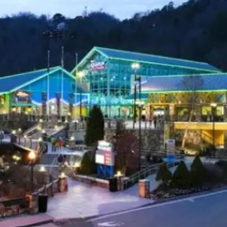 Sunset Ridge Cabin - A Romantic Smoky Mountain Escape Or Family Getaway With Privacy - Behind Dollywood, Large Game Room, Jacuzzi Tub, Fire Pit, Large Wrap-Around Deck, And More-3