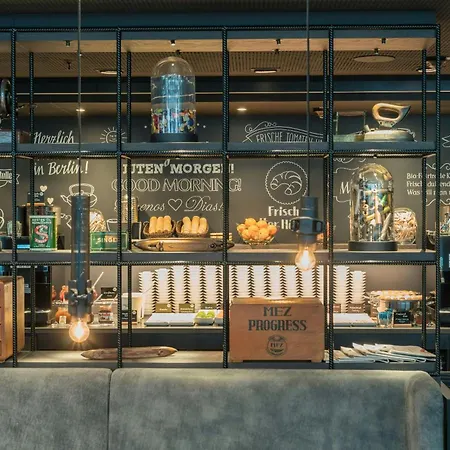 Motel One Berlin-Alexanderplatz-3