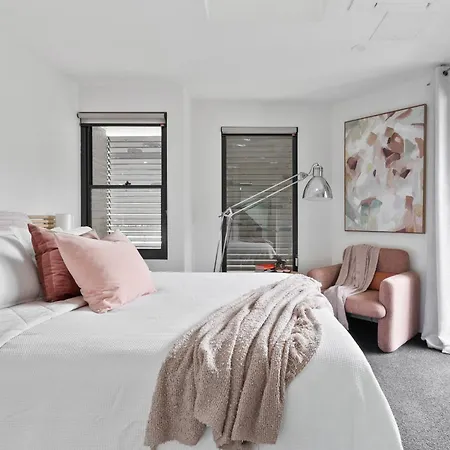 Pet Friendly Waterfront Escape In Balmain East!-2