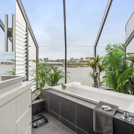 Pet Friendly Waterfront Escape In Balmain East!-3