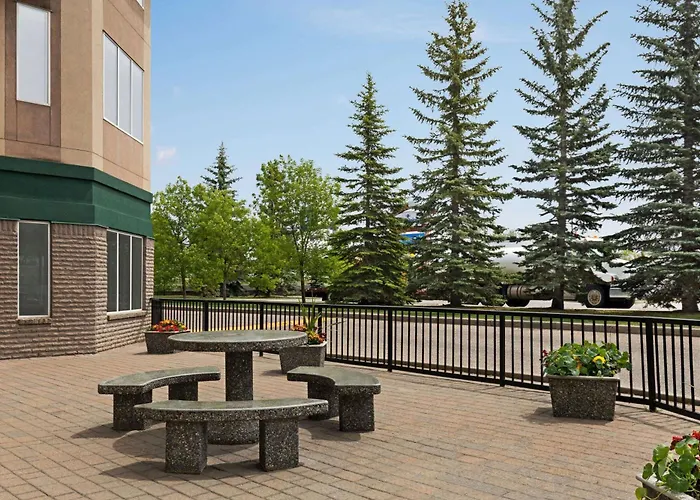 Super 8 By Wyndham Calgary Shawnessy Area Hotel
