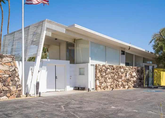 The Monkey Tree Hotel By Avantstay Palm Springs