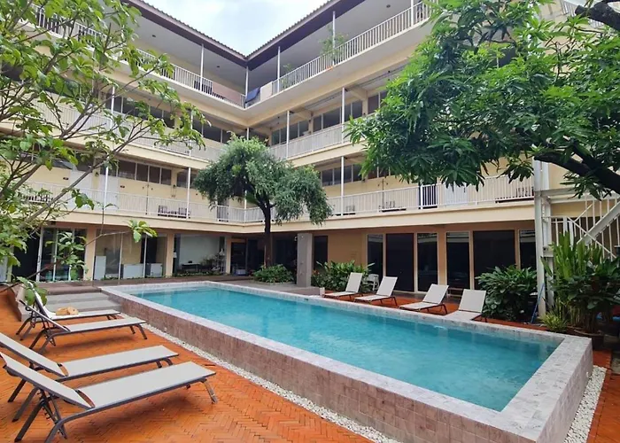 Feung Nakorn Balcony Rooms And Cafe Bangkok
