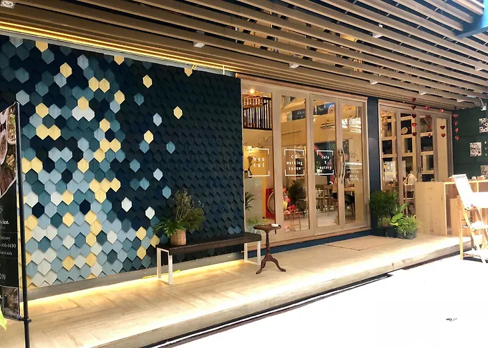 Kinnon Deluxe Hostel Coworking Cafe Bangkok