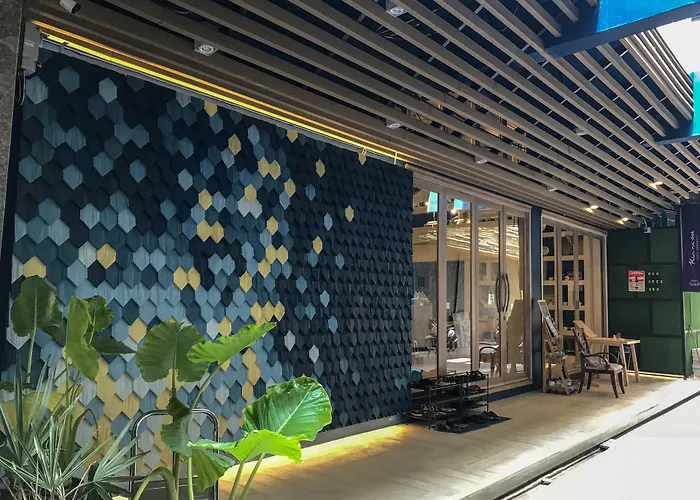 Kinnon Deluxe Hostel Coworking Cafe Bangkok