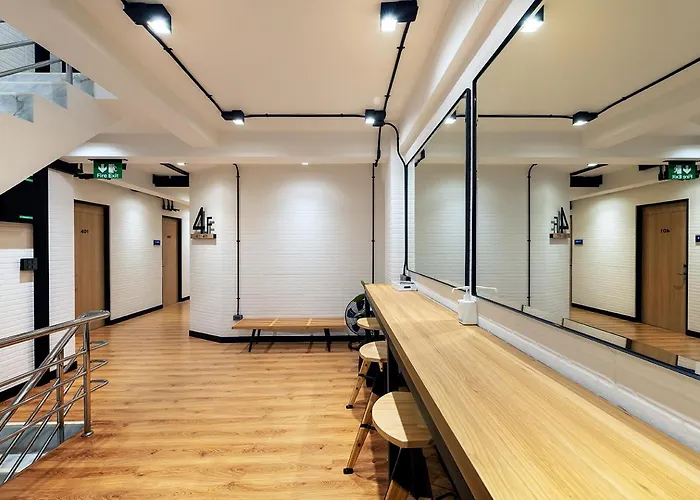 Siam Subway Hostel And Cafe Bangkok