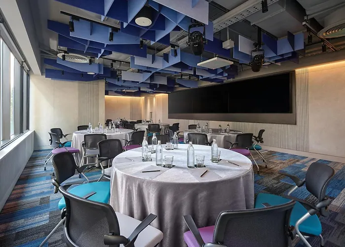 Aloft By Marriott Bangkok Sukhumvit 11 Hotel